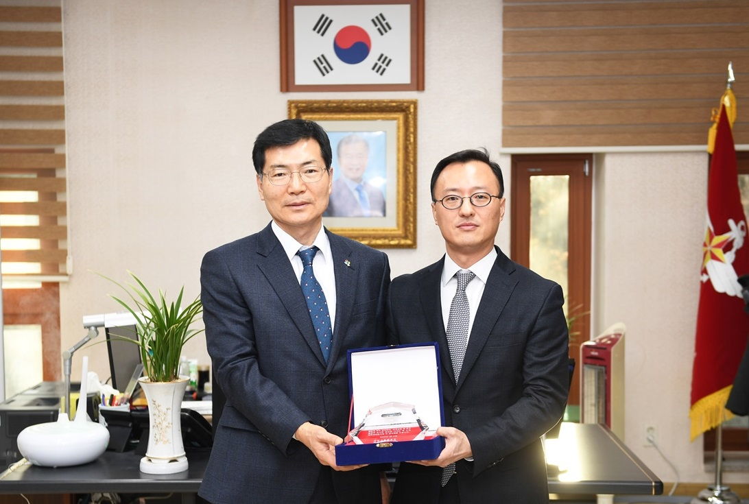양섭 국립서울현충원장(사진 왼쪽)이 지난 21일 엄홍석 현대엔지니어링 커뮤니케이션실장(오른쪽)에게 ‘2019 국립서울현충원 봉사활동 우수단체 감사패’를 전달하고 있다. [사진=현대엔지니어링 제공]