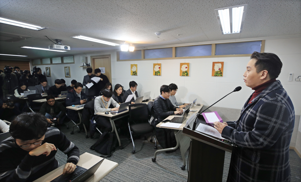 임태훈 군인권센터 소장이 지난 16일 서울 마포구 군인권센터에서 성전환 수술을 한 A하사 관련 기자회견을 하고 있다.[연합]