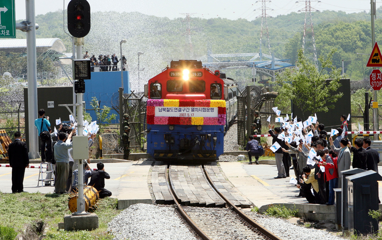 A train on Gyeongui Line crosses the border and heads toward the North Korean territory in 2007. But the service was suspended in 2008. Yonhap