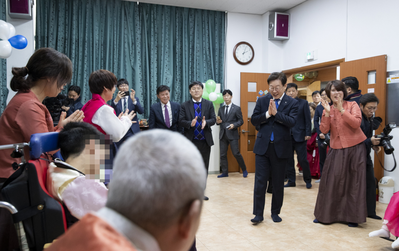 이재명 경기도지사가 군포시 당정동에 위치한 양지의집을 방문해 시설 이용자들에게 인사를 하고 있다. [경기도 제공]