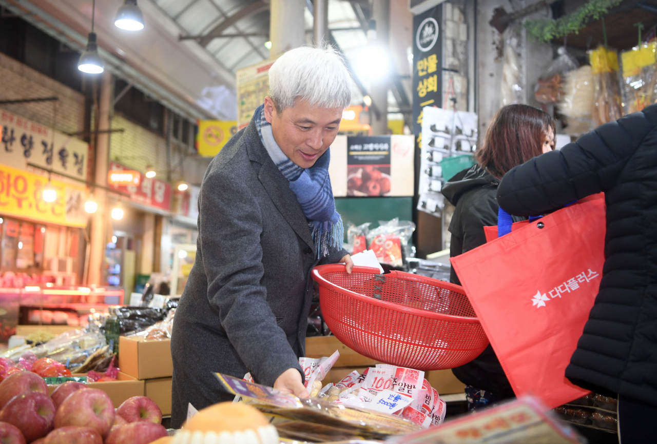 곽상욱 오산시장은 설맞이 오색시장 장보기 행사를 가졌다. [오산시 제공]