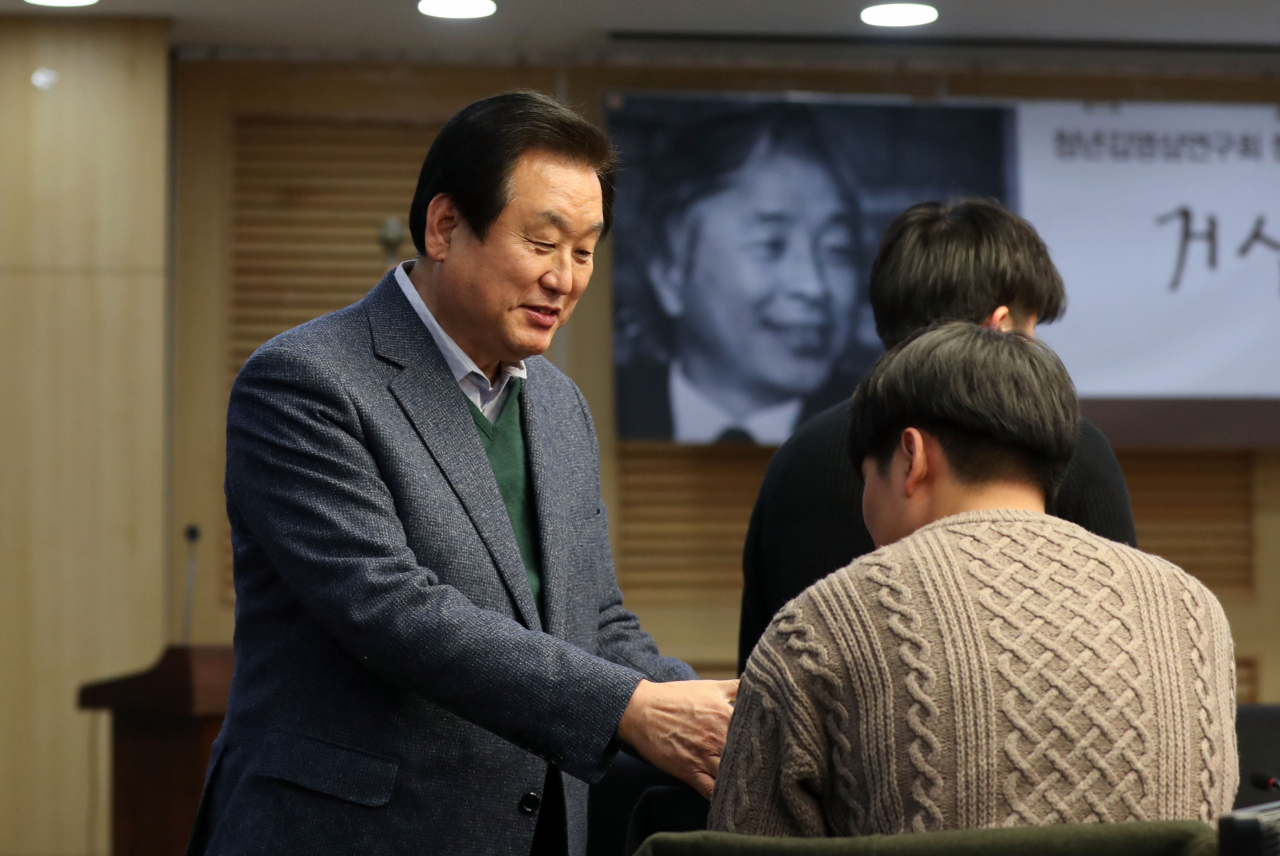 [사진=22일 오후 서울 여의도 국회 의원회관에서 열린 '거산 김영삼을 말하다. 청년김영삼연구회 창립기념 세미나'에서 자유한국당 김무성 의원이 참석자들과 인사하고 있다. 연합뉴스 제공]