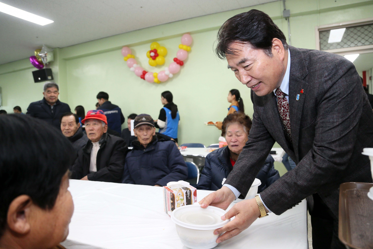 백군기 시장은 노인들께 떡국을 나눠주는 있다. [용인시 제공]