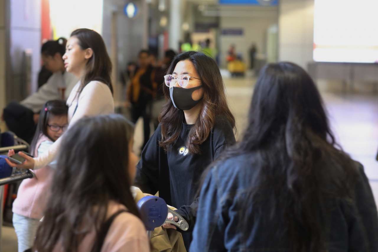 [사진=미국에서도 처음으로 신종 코로나바이러스에 감염된 '우한 폐렴' 환자가 나온 가운데 여행객들이 21일(현지시간) 캘리포니아주 로스앤젤레스 국제공항(LAX)의 톰 브래들리 국제선 터미널로 입국하고 있다. 연합뉴스 제공]