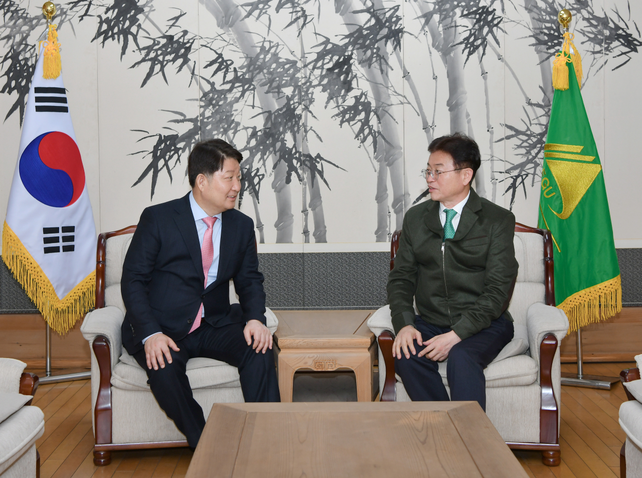 권영진 대구시장(왼쪽)과 이철우 경북지사가 22일 대구시청에서 대구경북신공항 이전지 결정과 관련해 향후 대책을 논의하기 위해 만났다.[대구시 제공]