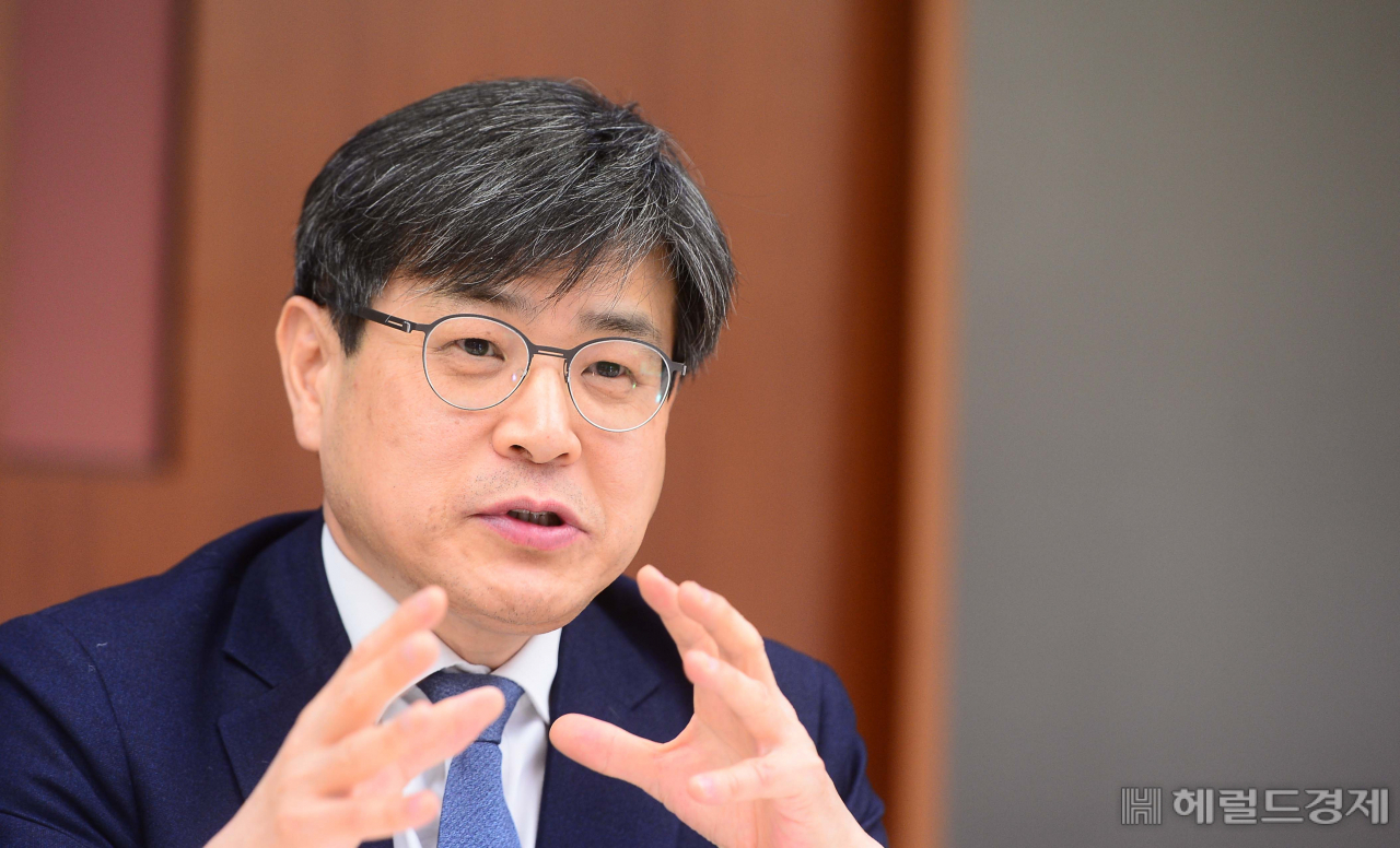 [법무법인 태평양에서 부동산팀을 이끌고 있는 도건철(사법연수원 19기) 변호사. 그는 "다수 중동 국가는 소득이나 인구 성장률에 비해 부동산 인프라 공급이 너무 부족한 상황"이라며 중동 도시 개발 시장에서 매력적인 투자 기회를 찾을 수 있다고 강조했다. 이상섭 기자/babtong@heraldcorp.com]