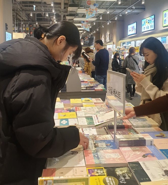전국의 68,443개 등록 출판사 중에 실제 도서를 발행하는 출판사의 비중은 약 13.4%로 추정된다. 2018년 도서의 평균 가격은 16,347원이며, 만화 분야(평균 가격 5,573원)를 제외한 평균 가격은 17,611원으로 나타났다.