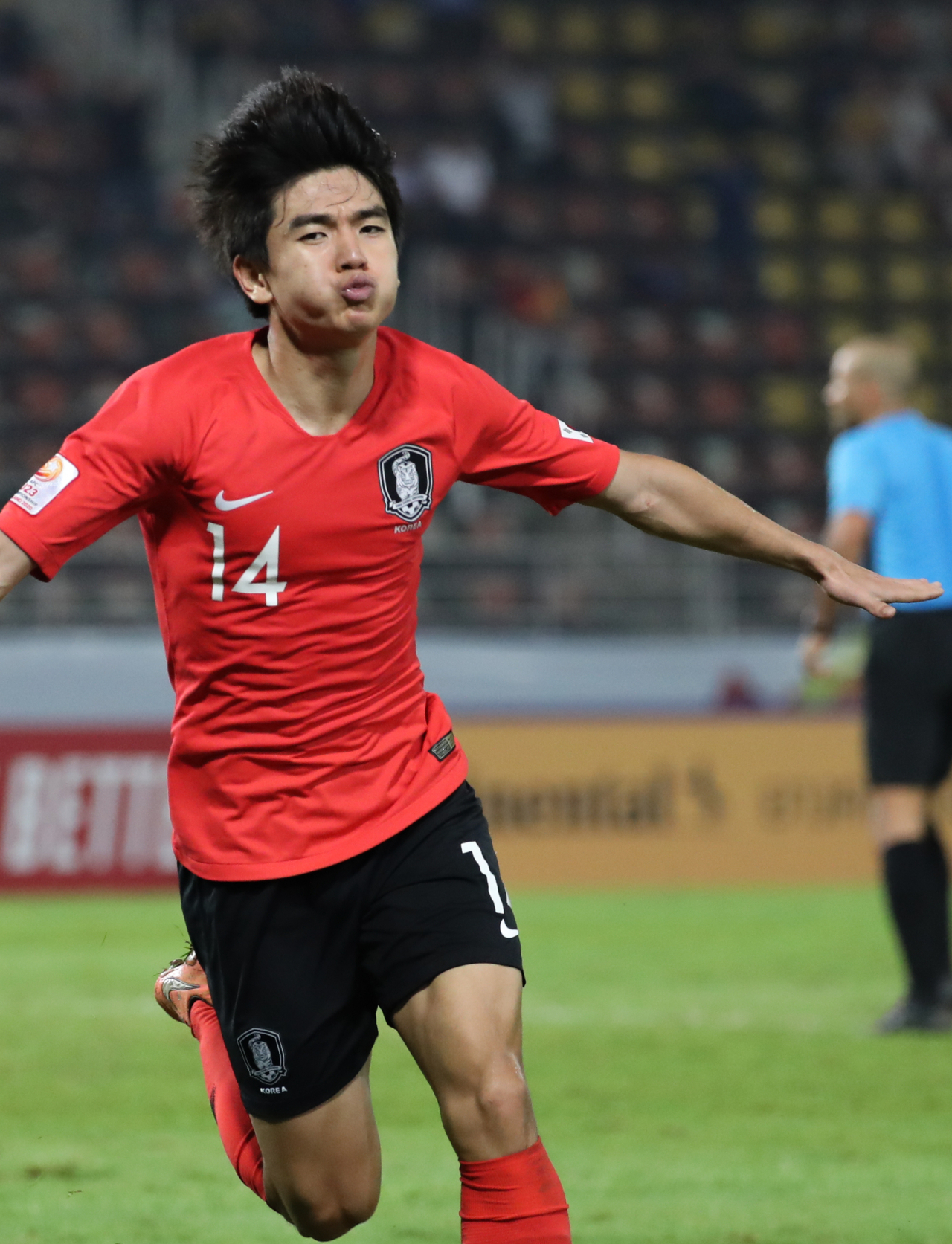 22일 오후(현지시간) 태국 랑싯 탐마삿 스타디움에서 열린 2020 아시아축구연맹(AFC) U-23 챔피언십 한국과 호주의 4강전. 후반 한국 김대원이 선취골을 넣은 뒤 두 팔을 벌린 채 기뻐하며 그라운드를 달리고 있다. 연합뉴스