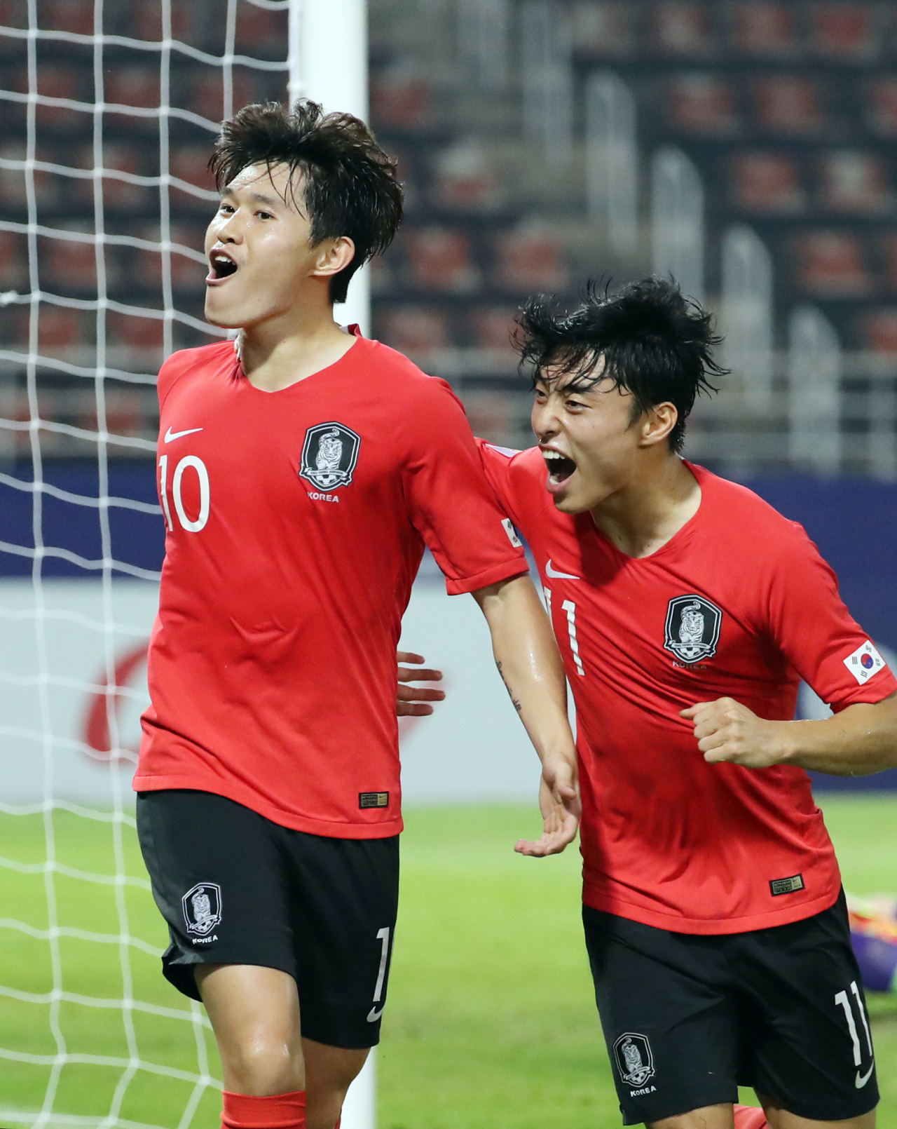 22일 오후(현지시간) 태국 랑싯 탐마삿 스타디움에서 열린 2020 아시아축구연맹(AFC) U-23 챔피언십 한국과 호주의 4강전. 후반 한국 이동경(왼쪽)이 추가골을 넣은 뒤 이동준과 기뻐하며 코너 깃발을 향해 달리고 있다. 연합뉴스