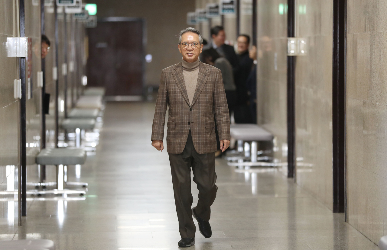 자유한국당 김형오 공천관리위원장이 22일 오후 서울 여의도 국회에서 공천위원 명단을 발표하기 위해 이동하고 있다. [연합]