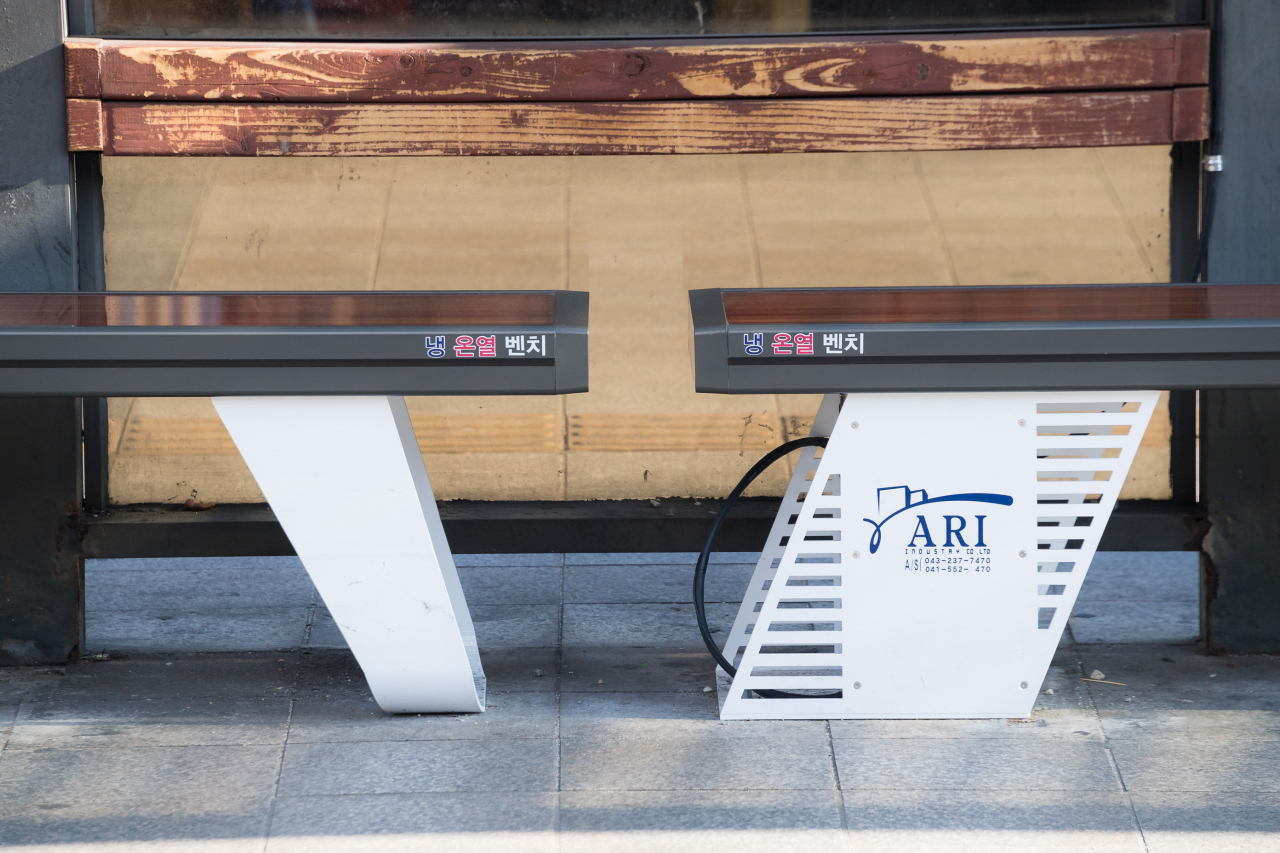 광진구가 냉·온열 기능이 동시에 가능한 의자를 강변역 인근 버스정류장에 시범 설치했다. [광진구 제공]