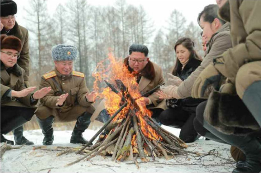 북한이 또다시 ‘새로운 길’을 공언하며 핵실험과 대륙간탄도미사일(ICBM) 시험 중단 약속에 얽매이지 않겠다고 위협수위를 끌어올렸지만 미국 대선 향배 등을 지켜보면서 당분간 ‘레드라인’은 넘지 않을 것이란 관측이 우세하다. 김정은 국무위원장이 작년 12월 ‘새로운 길’ 결심을 앞두고 부인 리설주와 군 간부들과 함께 백두산 청봉숙영지를 찾아 모닥불을 쬐는 모습. [헤럴드DB