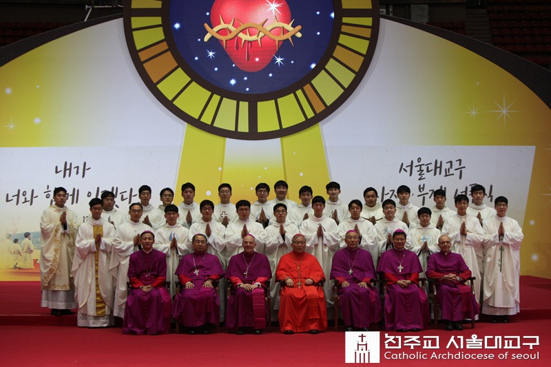 지난해 사제 서품식에서 천주교 서울대교구 새 사제들이 염수정 추기경, 교구 주교들과 함께 기념 촬영을 하고 있다.