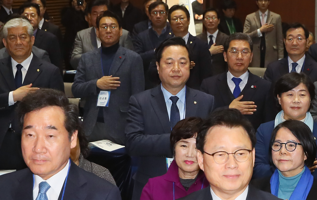이낙연 국무총리(첫줄 왼쪽), 김두관 의원(가운데) 등이 22일 서울 용산구 백범김구기념관에서 열린 더불어민주당 제21대 총선 입후보자 교육연수에서 국민의례하고 있다. [연합]
