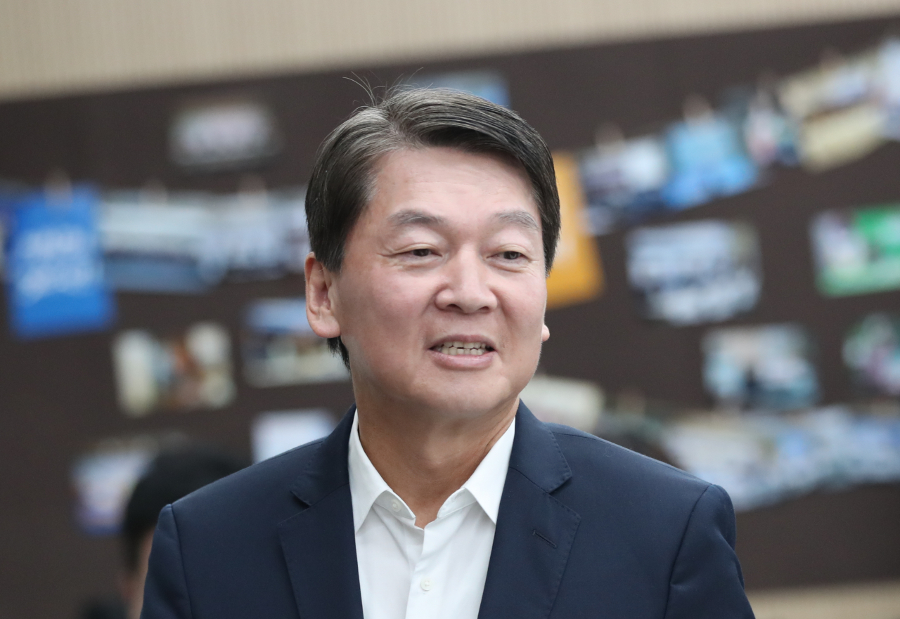 바른미래당 안철수 전 의원이 22일 오전 서울 종로구 경제정의실천시민연합을 방문, 윤순철 사무총장과 김헌동 부동산건설개혁본부장을 만나 '부동산 대담'을 하기 위해 회의장으로 들어서고 있다. [연합]