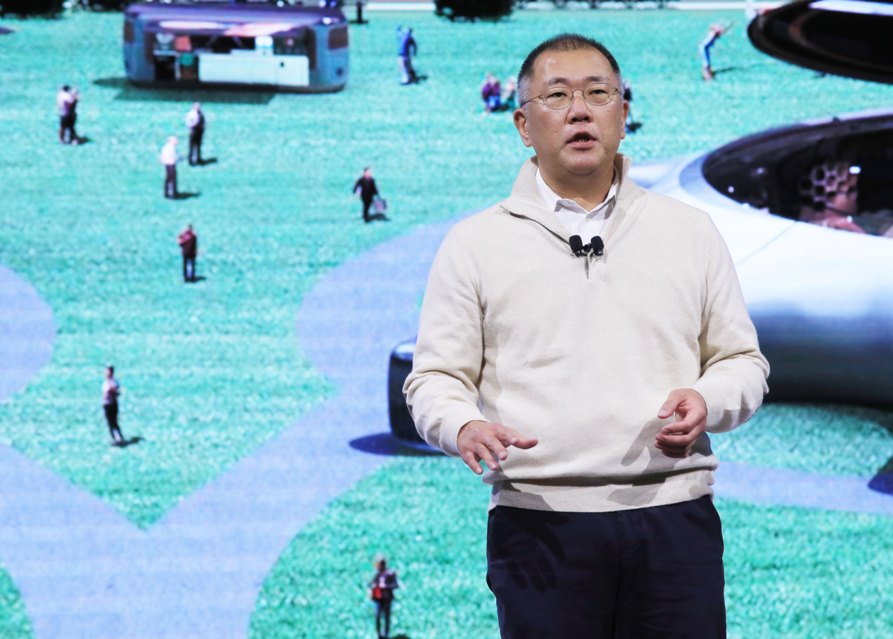 세계 최대 가전·정보기술(IT) 전시회인 'CES(Consumer Electronics Show) 2020' 개막을 하루 앞둔 6일(현지시간) 미국 라스베이거스 만달레이베이 호텔에서 열린 현대차 미디어데이 뉴스 컨퍼런스에서 정의선 현대차그룹 수석부회장이 발언하고 있다. [연합]