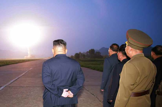 한반도정세가 얼어붙은 가운데 미국 하원은 오는 28일(현지시간) 올해 들어 처음으로 한반도안보에 초점을 맞춘 청문회를 개최한다. 김정은 북한 국무위원장이 작년 8월 신형전술유도탄 시험발사장면을 지켜보고 있다. [헤럴드DB]