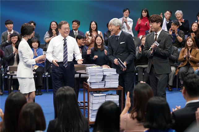 문재인 대통령이 지난해 11월 19일 서울 상암동 MBC에서 '국민이 묻는다, 2019 국민과의 대화'에서 사회자인 가수 배철수 씨와 대화하고 있다. [사진=청와대 제공]