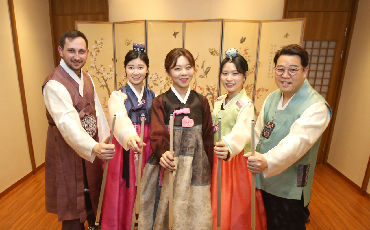 설 연휴에 대회에 나서는 PBA 선수들이 설빔을 차려입고 포즈를 취하고 있다. 왼쪽부터 다비드 마르티네스, 이미래, 김가영, 전애린, 강동궁. [PBA 제공]