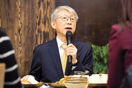 최기영 과기정통부 장관이 신년 기자간담회에서 올해 주요 업무에 대해 설명하고 있다. [과기정통부 제공]