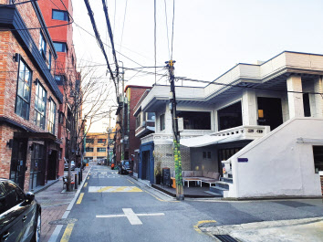 올해 단독주택 공시가격은 가격 상승률이 높으면서도 상대적으로 작년 강남 지역에 비해 공시가격이 많이 오르지 않았던 동작구와 성동구 등지를 중심으로 많이 상승했다. 단독주택 밀집지역인 서울 성동구 성수1가1동의 골목길. [민상식 기자]