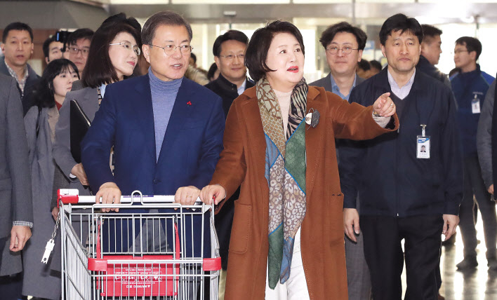 문재인 대통령과 김정숙 여사가 설 명절을 앞둔 23일 오전 서울 서초구 양재동 농협 농수산물유통센터를 방문, 카트를 밀며 매장으로 이동하고 있다. [연합]