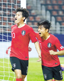 후반 한국 이동경(왼쪽)이 추가골을 넣은 뒤 이동준과 기뻐하며 코너 깃발을 향해 달리고 있다. [연합]
