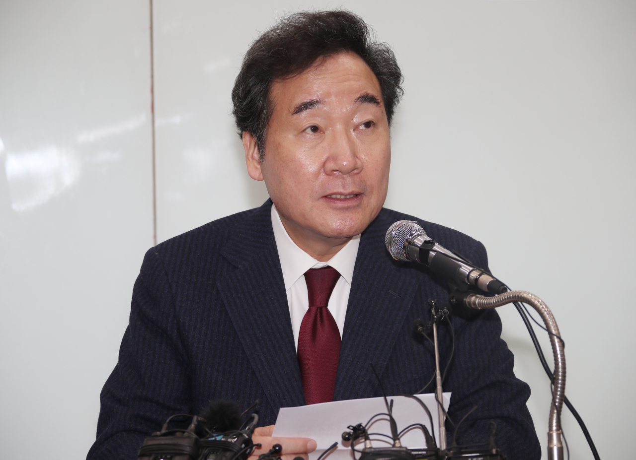이낙연 전 국무총리가 23일 오전 서울 용산 농협에서 열린 기자간담회에서 더불어민주당 4·15 총선 공동 상임 선대위원장직과 서울 종로 출마제안 수락을 밝히고 있다. [연합]