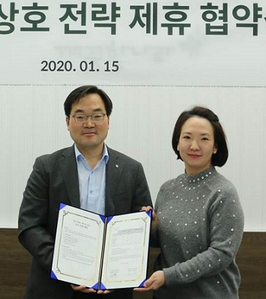 깨끗한나라 최현수 대표(오른쪽)와 GS리테일 김종수 MD본부장이 지난 15일 서울 한남동 깨끗한나라 본사에서 전략적 제휴 협약을 체결하고 있다.