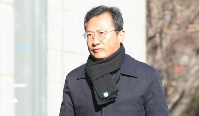 김명환 민주노총 위원장이 23일 오전 서울 양천구 서울남부지법에서 열리는 1심 선고 공판에 출석하고 있다.[연합]
