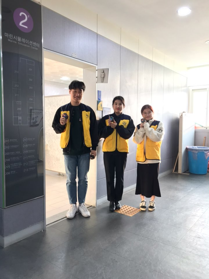 한국해양대 성평등지킴이인 김태영(국제무역학부 3년)학생, 박한솔(해사글로벌학부 2년)학생, 서민지(해양환경학과 2년)학생(왼쪽부터)이 화장실 불법카메라를 점검하기 전에 불법카메라점검기를 들고 포즈를 취했다.