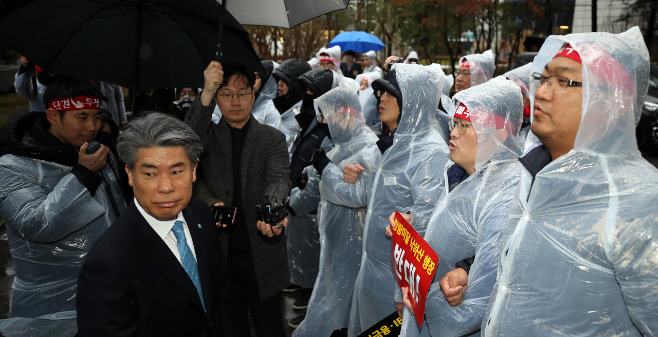 IBK unionists block CEO Yoon Jong-won from entering its headquarters located in central Seoul on Jan. 7. (Yonhap)