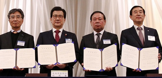 지난 21일 충주에서 열린 충북 투자유치설명회에서 이시종 충북지사(왼쪽 두번째)와 에스와이스틸텍 홍성균 대표(〃세번째)가 동충주산업단지 1호 투자협약을 체결하고 있다.