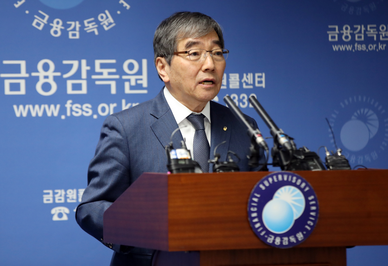 윤석헌 금융감독원장이 23일 오전 서울 여의도 금감원에서 금융 소비자 보호와 혁신금융 지원 기능 강화를 핵심으로 하는 조직 개편을 단행했다고 밝히고 있다. [연합]