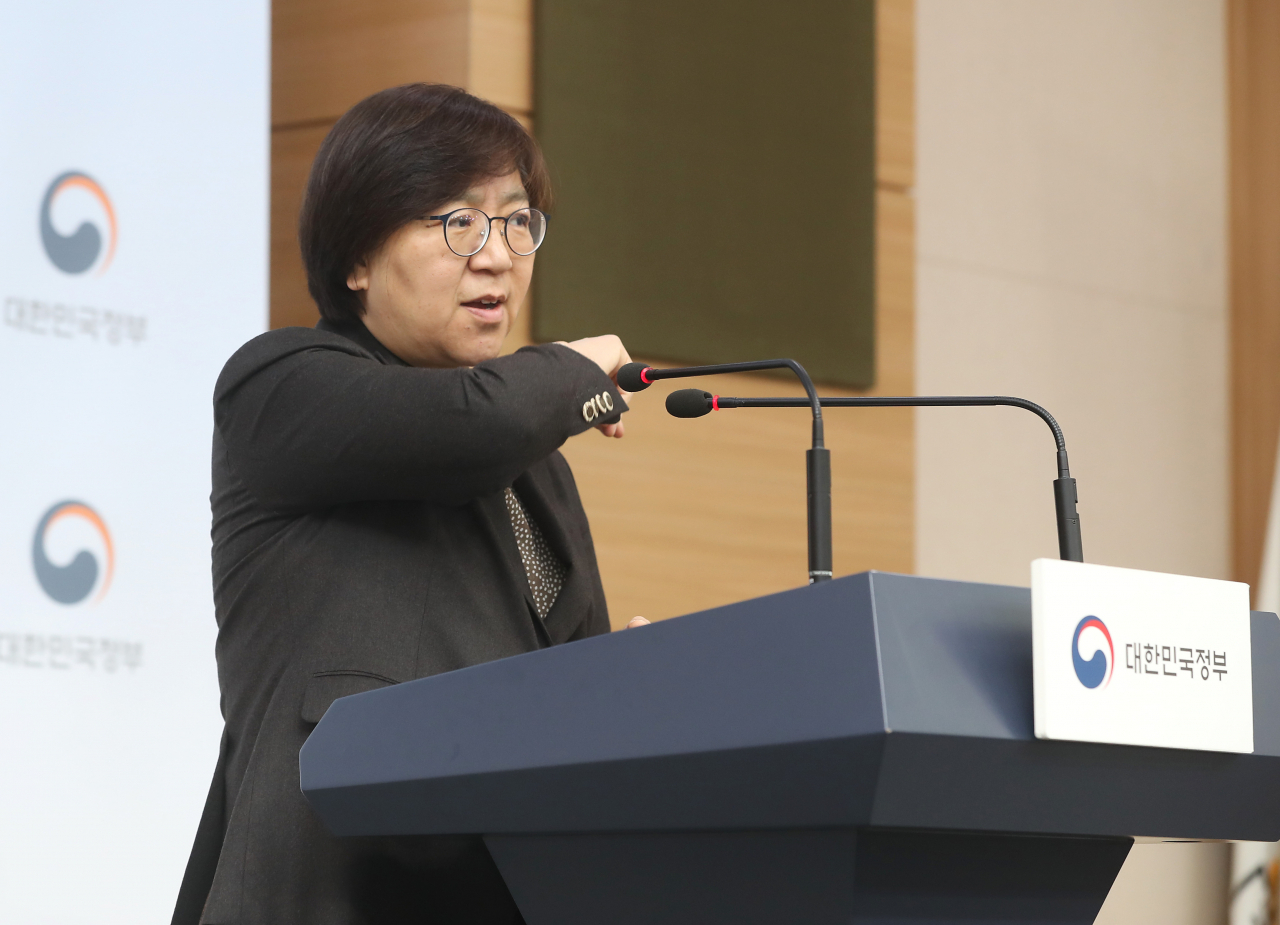 정은경 질병관리본부장이 23일 정부서울청사에서 열린 브리핑에서 설 연휴 신종 코로나바이러스 감염주의를 당부하면서 기침예절 요령을 직접 해보이고 있다. [연합]