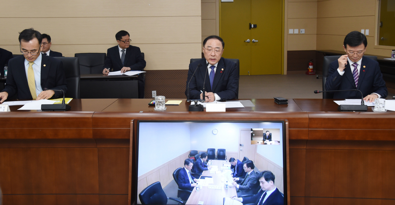 홍남기(앞줄 가운데) 부총리 겸 기획재정부 장관이 23일 정부세종청사에서 열린 '일본 수출규제 및 중동 관련 관계장관회의'에서 모두발언을 하고 있다. ［기획재정부 제공 ］
