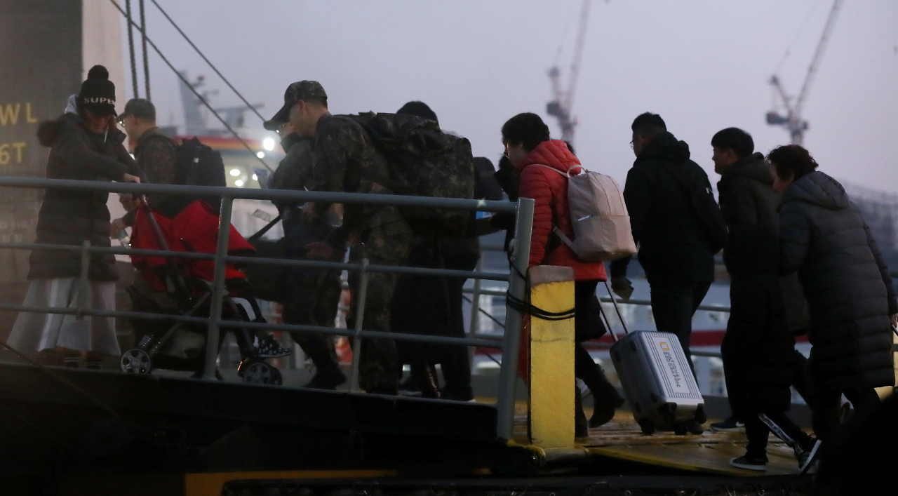 설 연휴를 하루 앞둔 23일 오전 인천시 중구 인천항 연안여객터미널에서 귀성객들이 백령도행 여객선을 타기 위해 이동하고 있다. 연합뉴스