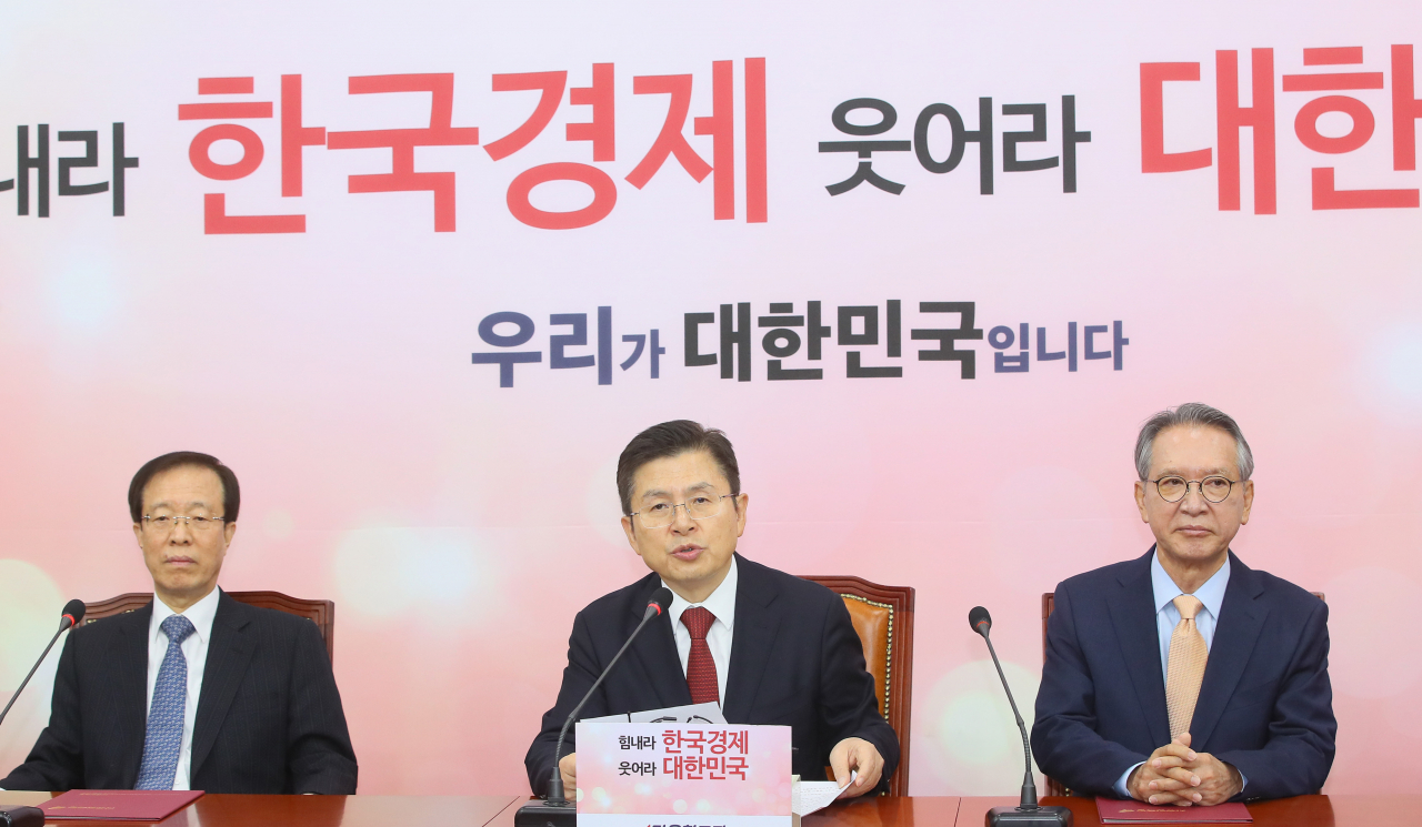 자유한국당 황교안 대표가 23일 국회에서 열린 공천관리위원회 임명장 수여식을 마친 뒤 인사말하고 있다. 왼쪽부터 이석연 위원, 황 대표, 김형오 위원장. [연합]