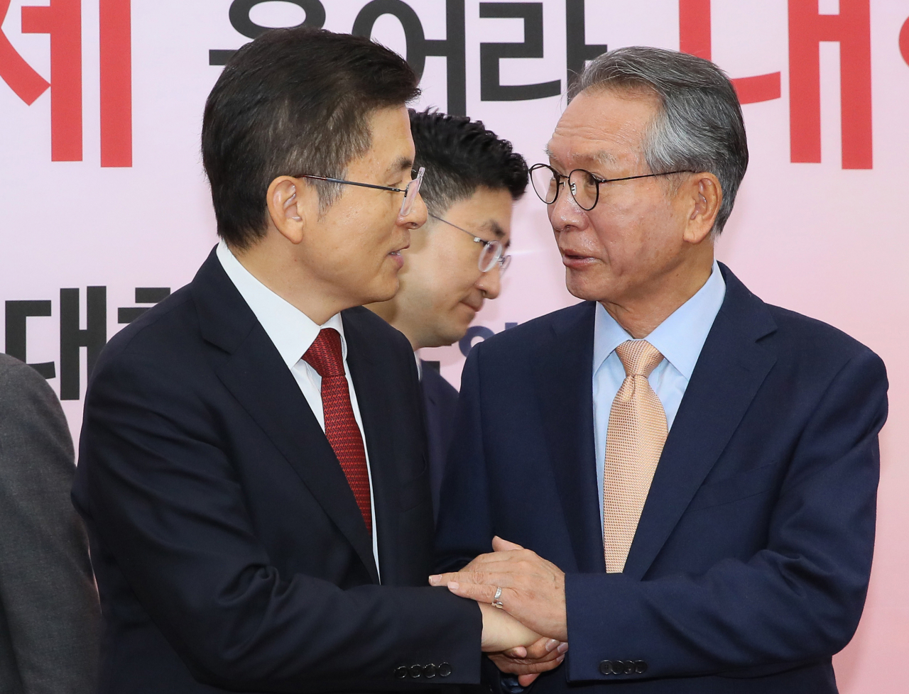 자유한국당 황교안 대표와 김형오 공천관리위원장이 23일 국회에서 열린 공천관리위원회 임명장 수여식에서 대화하고 있다. 뒤쪽은 김세연 의원. 연합뉴스