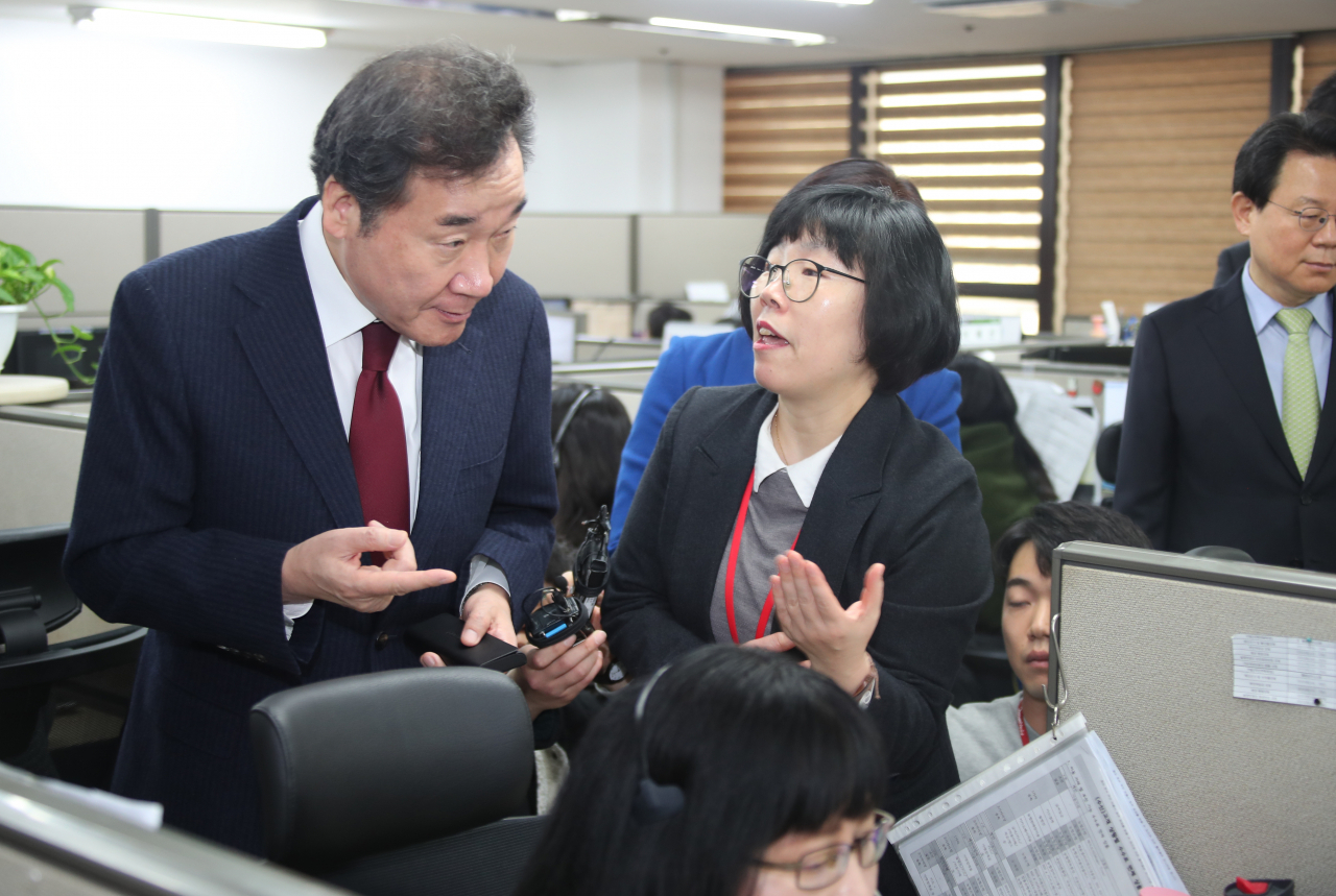 4·15 총선 공동 상임 선대위원장직과 서울 종로 출마를 공식 제안받은 더불어민주당 이낙연 전 국무총리가 23일 오전 서울 용산구 농협 고객행복센터를 방문, 콜센터 업무현장을 둘러보며 설명을 듣고 있다. 연합뉴스