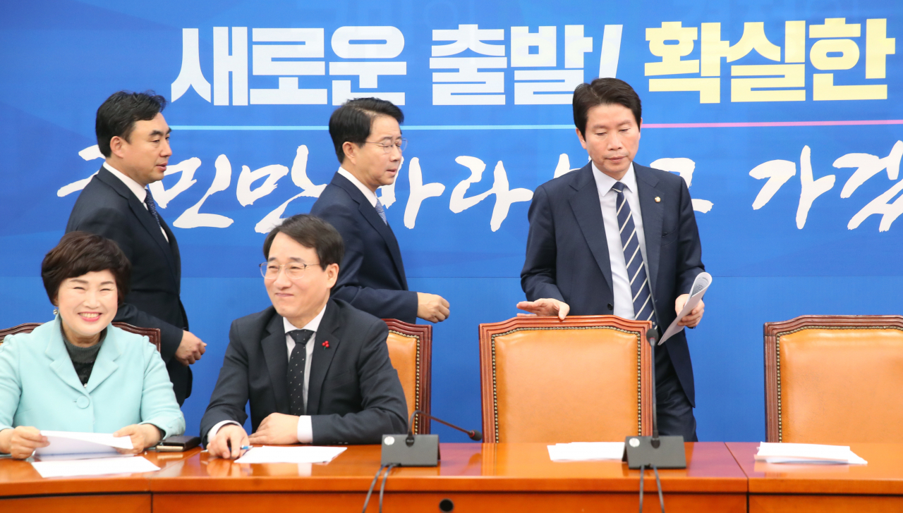 더불어민주당 이인영 원내대표와 조정식 정책위의장이 23일 오전 서울 여의도 국회에서 열린 정책조정회의에 입장하고 있다. 연합뉴스