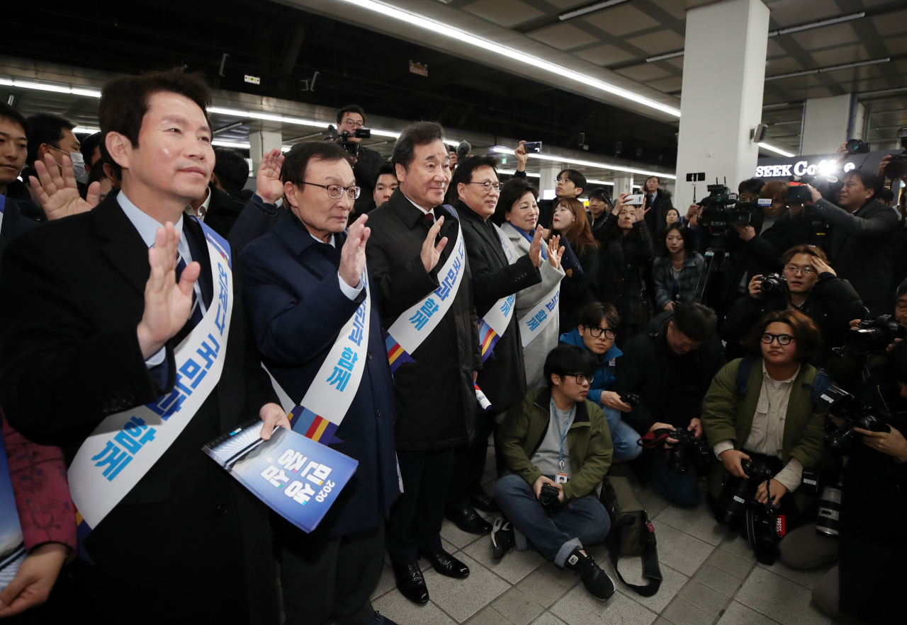 더불어민주당 이해찬 대표, 이낙연 전 국무총리 등 의원들이 23일 오전 서울 용산역에서 귀성객들에게 인사하고 있다. 연합뉴스