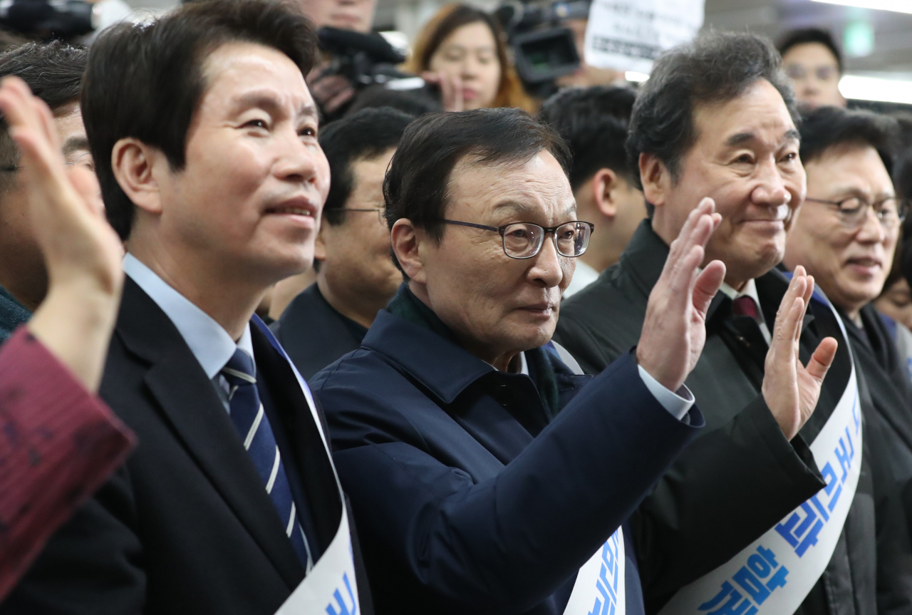 더불어민주당 이해찬 대표(가운데), 이인영 원내대표(왼쪽)와 이낙연 전 국무총리가 23일 서울 용산역에서 귀성객들에게 설 인사를 하고 있다. [연합]