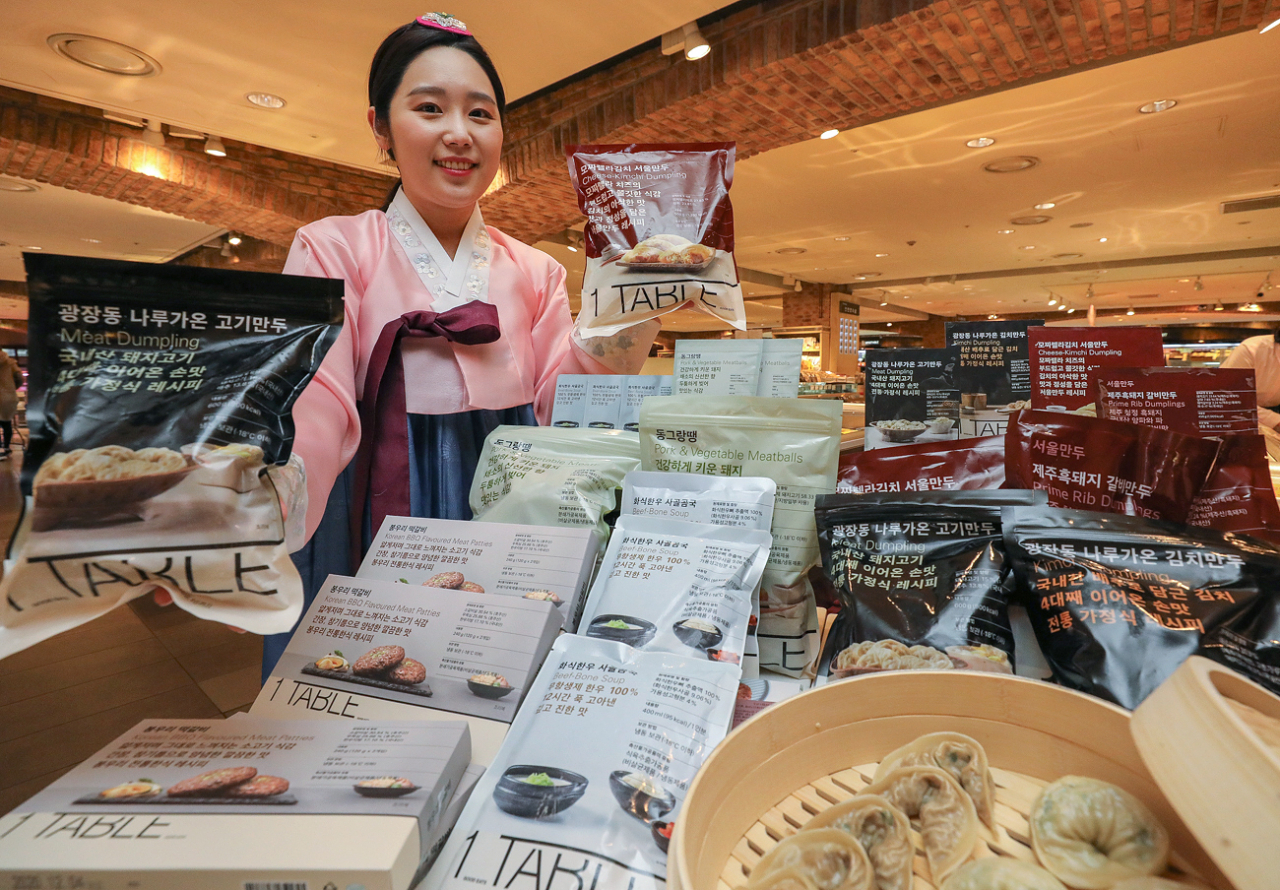 원테이블(1 TABLE) '맛집 만두 세트'와 '명절 한상 세트'를 소개하는 모습 [제공=현대백화점]