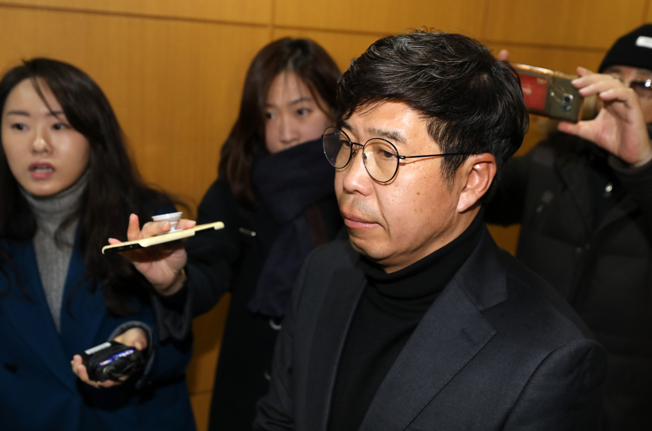 백원우 전 청와대 민정비서관이 지난달 3일 오전 서울 서초구 서울성모병원 장례식장에 마련된 전 청와대 민정비서관실 특별감찰반 수사관의 빈소를 조문한 뒤 굳은 표정으로 나오고 있다. [연합]