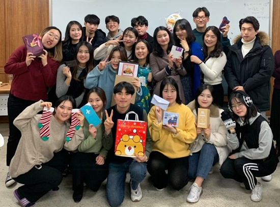 조선대학교 K-무브스쿨 4기생들이 기념촬영하고 있다. [조대 제공]