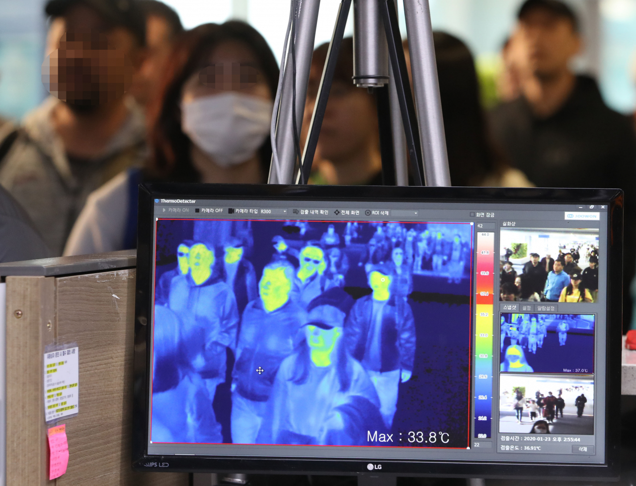 최근 확산 중인 ‘우한(武漢) 폐렴’과 관련, 지난 23일 오후 인천 중구 인천국제공항 제1터미널 입국장에서 질병관리본부 국립검역소 직원들이 열화상 카메라로 승객들의 체온을 측정하고 있다. [연합]