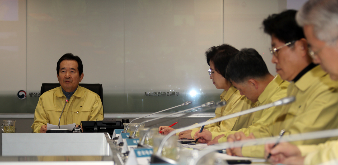 정세균 국무총리가 설 연휴 첫날인 24일 오후 정부서울청사 중앙재난안전상황실에서 국내에서 '우한 폐렴'이라 불리는 신종 코로나바이러스감염증 두 번째 확진자가 발생함에 따라 긴급 관계기관회의를 주재하며 대응책을 논의하고 있다. ［연합］
