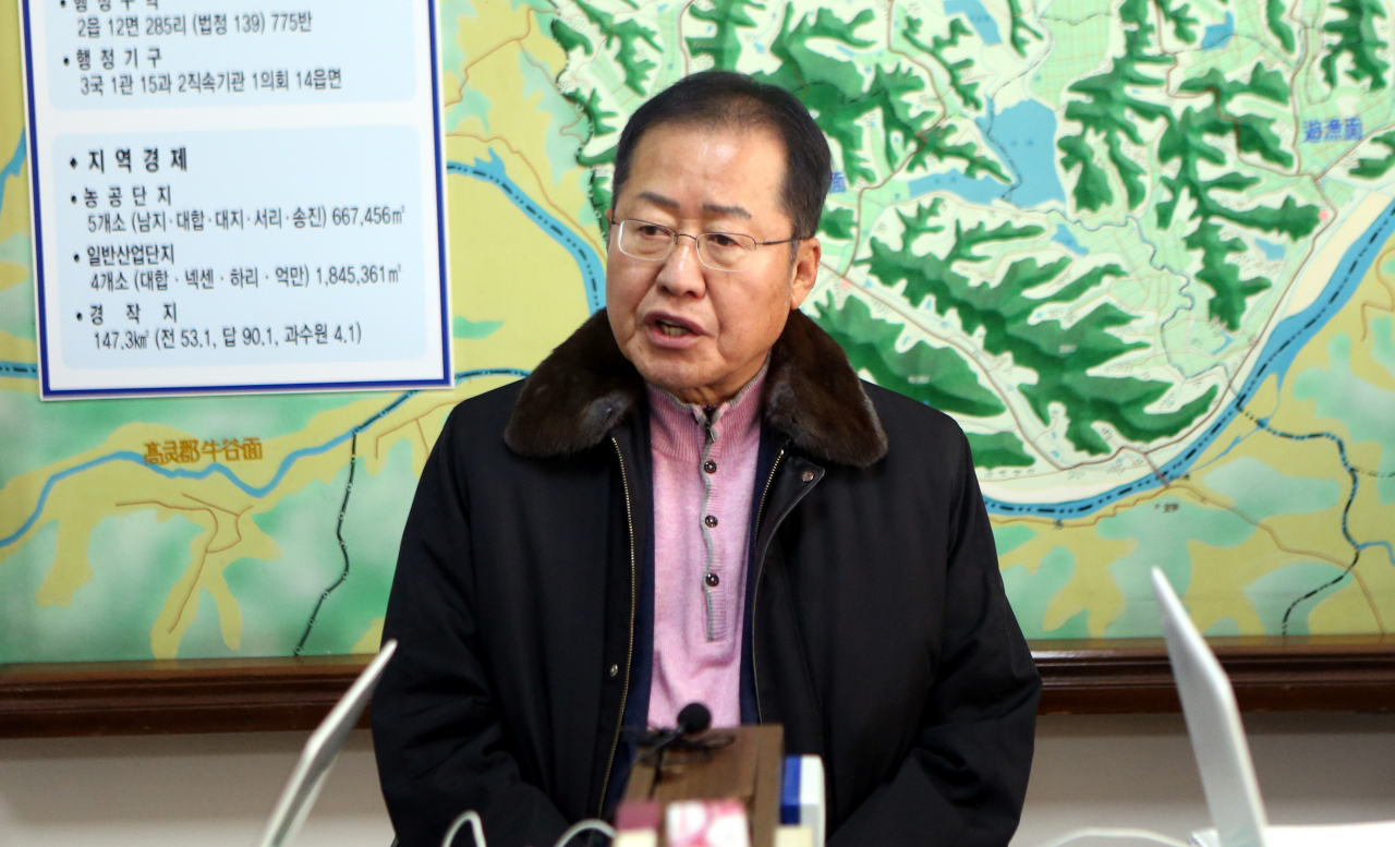 홍준표 자유한국당 전 대표가 지난 21일 경남 창녕 창녕군청 프레스센터를 찾아 기자간담회를 하고 있다. [연합]