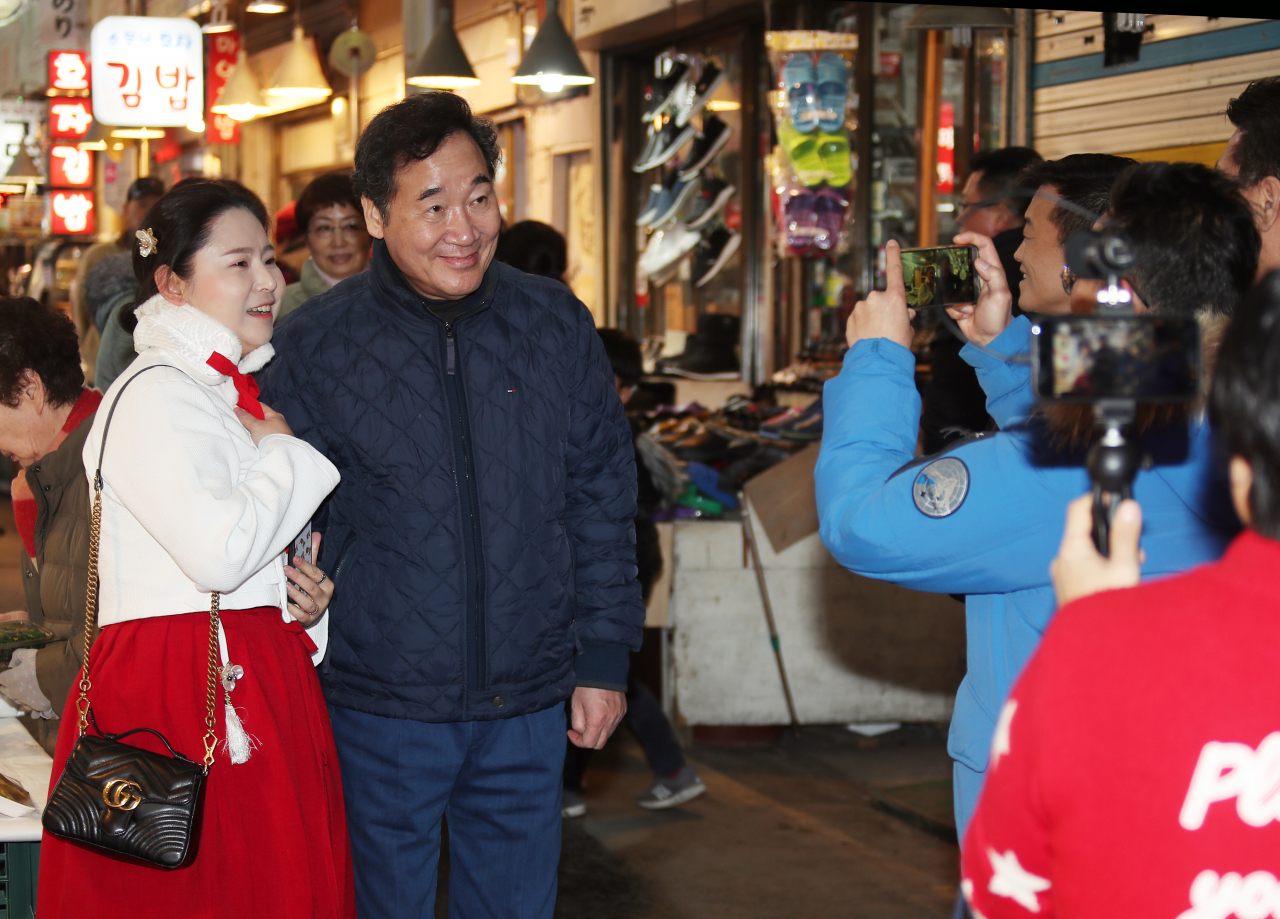 더불어민주당 4·15 총선 공동 상임 선대위원장직과 서울 종로구 출마를 수락한 이낙연 전 총리가 24일 오후 종로구 통인시장에서 한 시민과 기념촬영을 하고 있다. [연합]